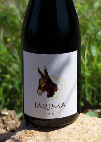 bodega-samsara-vino-jaquima_0001_Jaqima. Garnacha y Syrah. Rojo intenso. Fruta madura. Tierra. Maduro. Largo. Necesitas